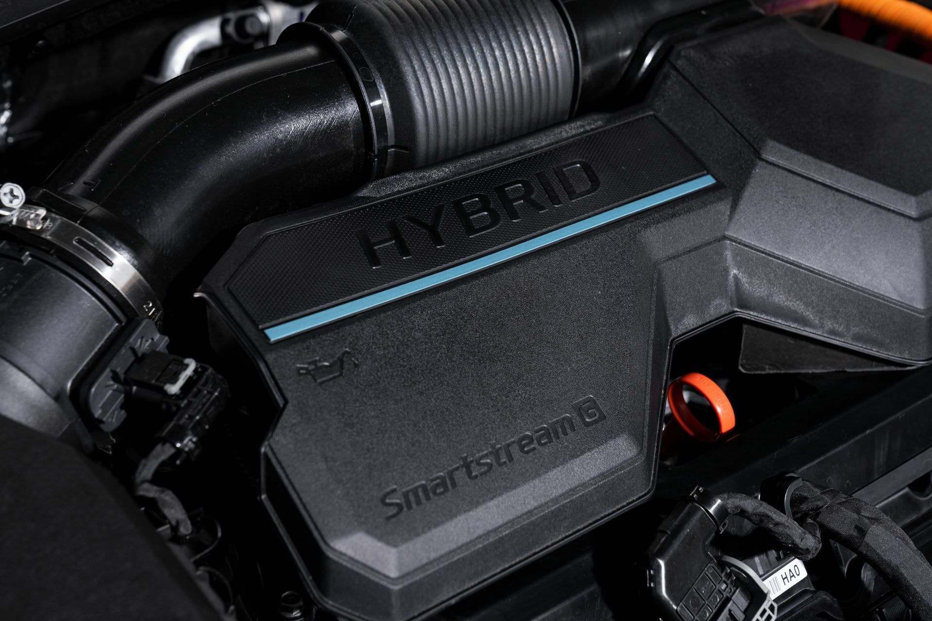 Detalle del cubre motor híbrido Smartstream del KIA Sportage.