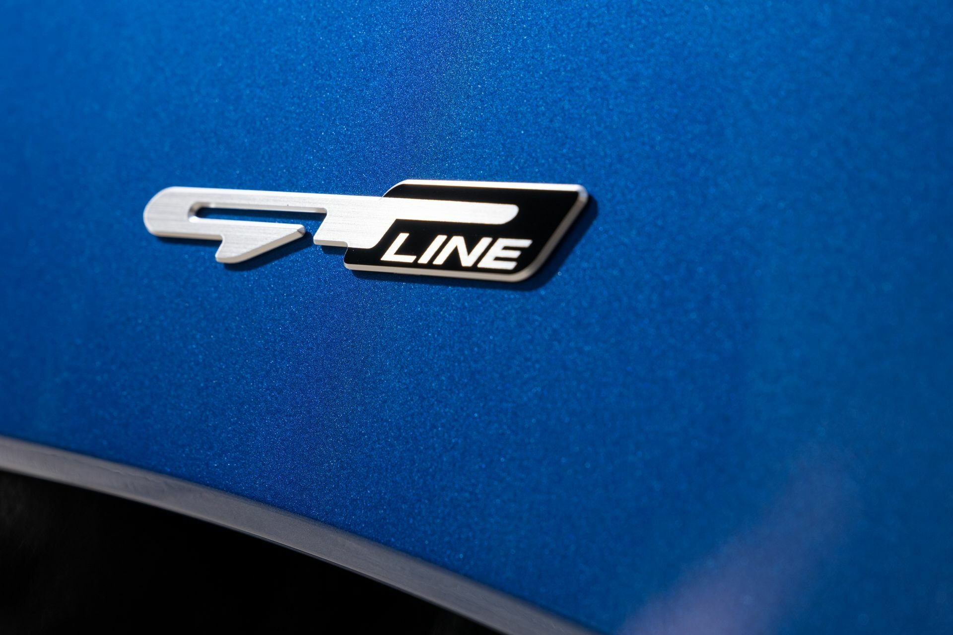 Primer plano del emblema GT Line en un Kia Sportage.