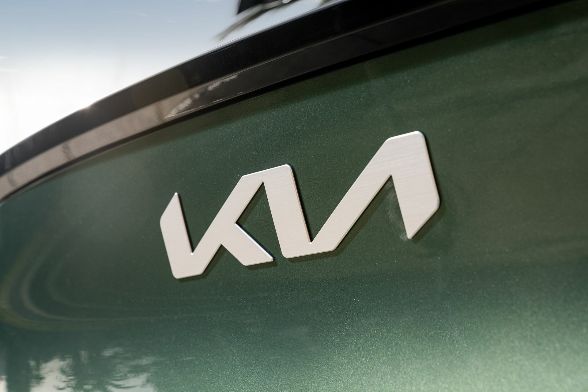 Emblema KIA en la parte posterior del Sportage, minimalista y elegante.