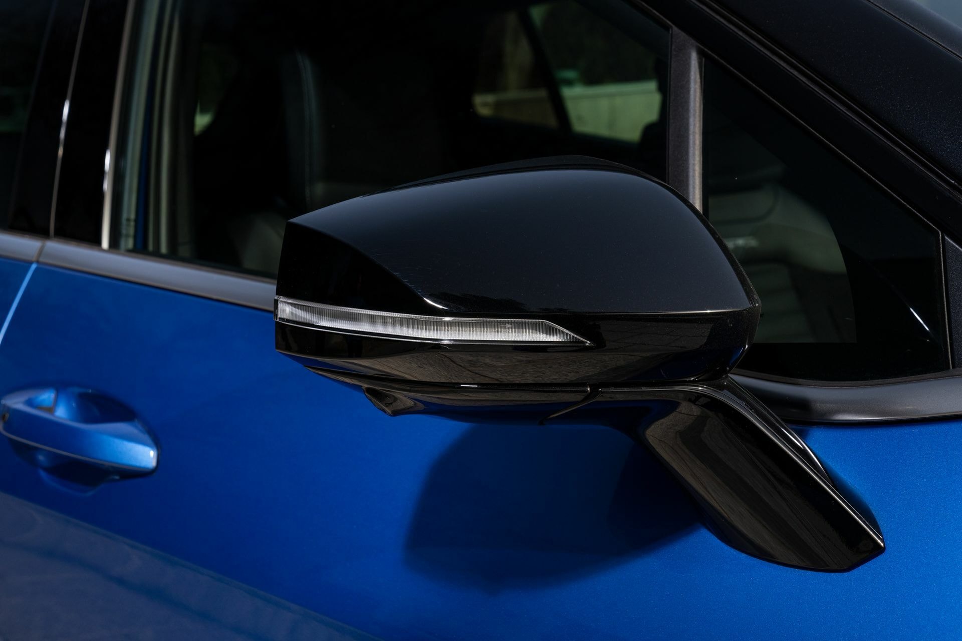 Espejo lateral con intermitente integrado en Kia Sportage.