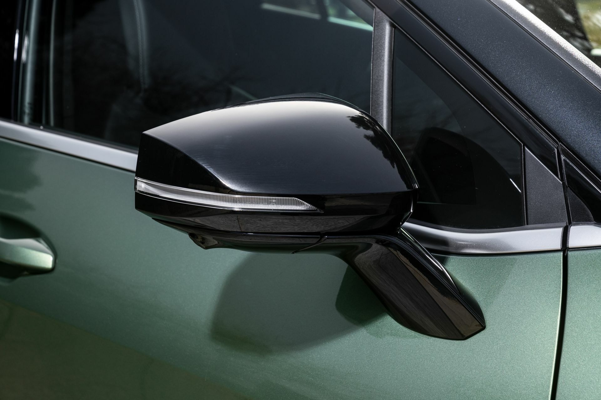 Espejo retrovisor lateral del KIA Sportage en detalle.