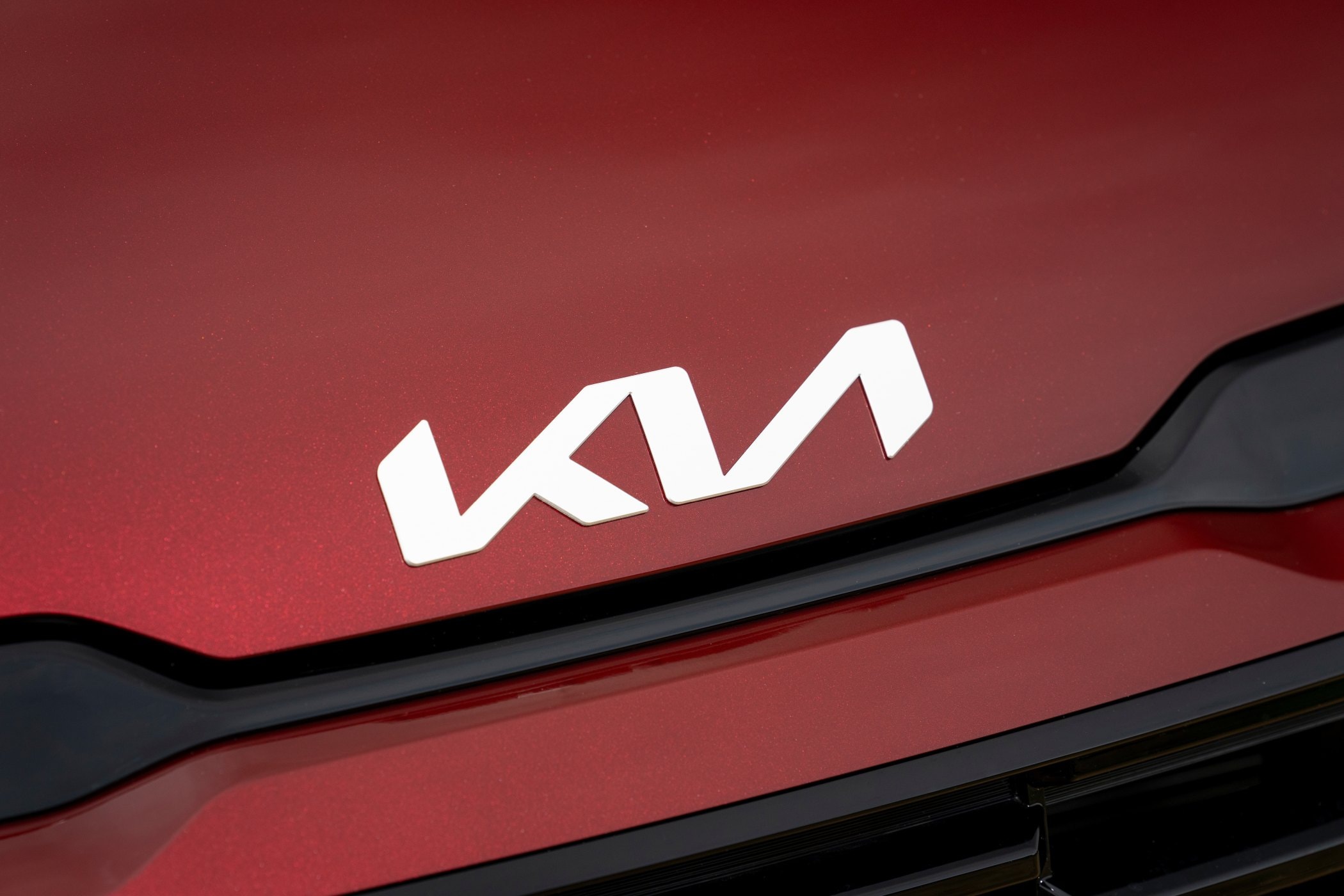 Emblema ST Line, mostrando la versión deportiva del Kia Sportage.