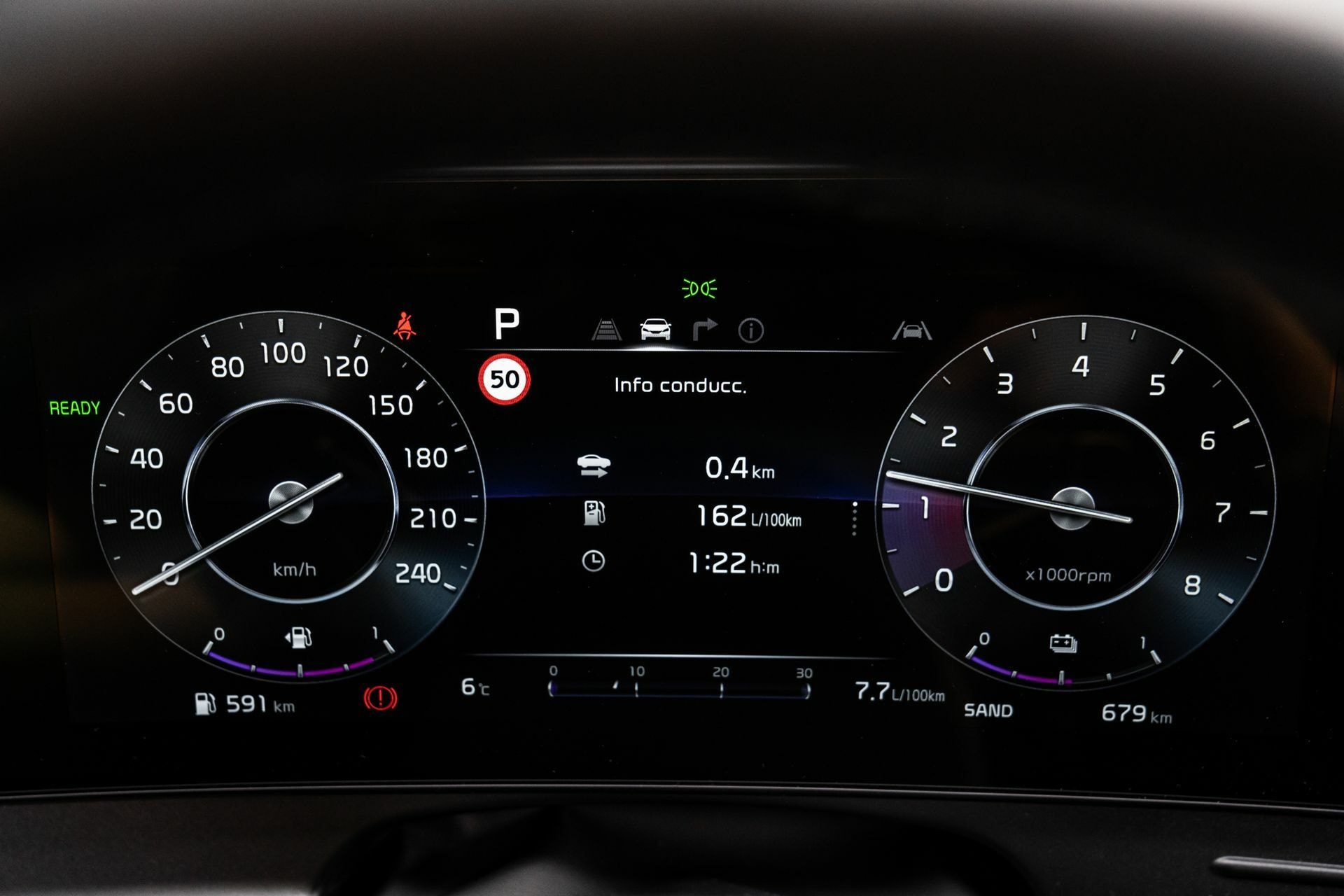 Visualización de la instrumentación del Kia Sportage con datos de viaje.