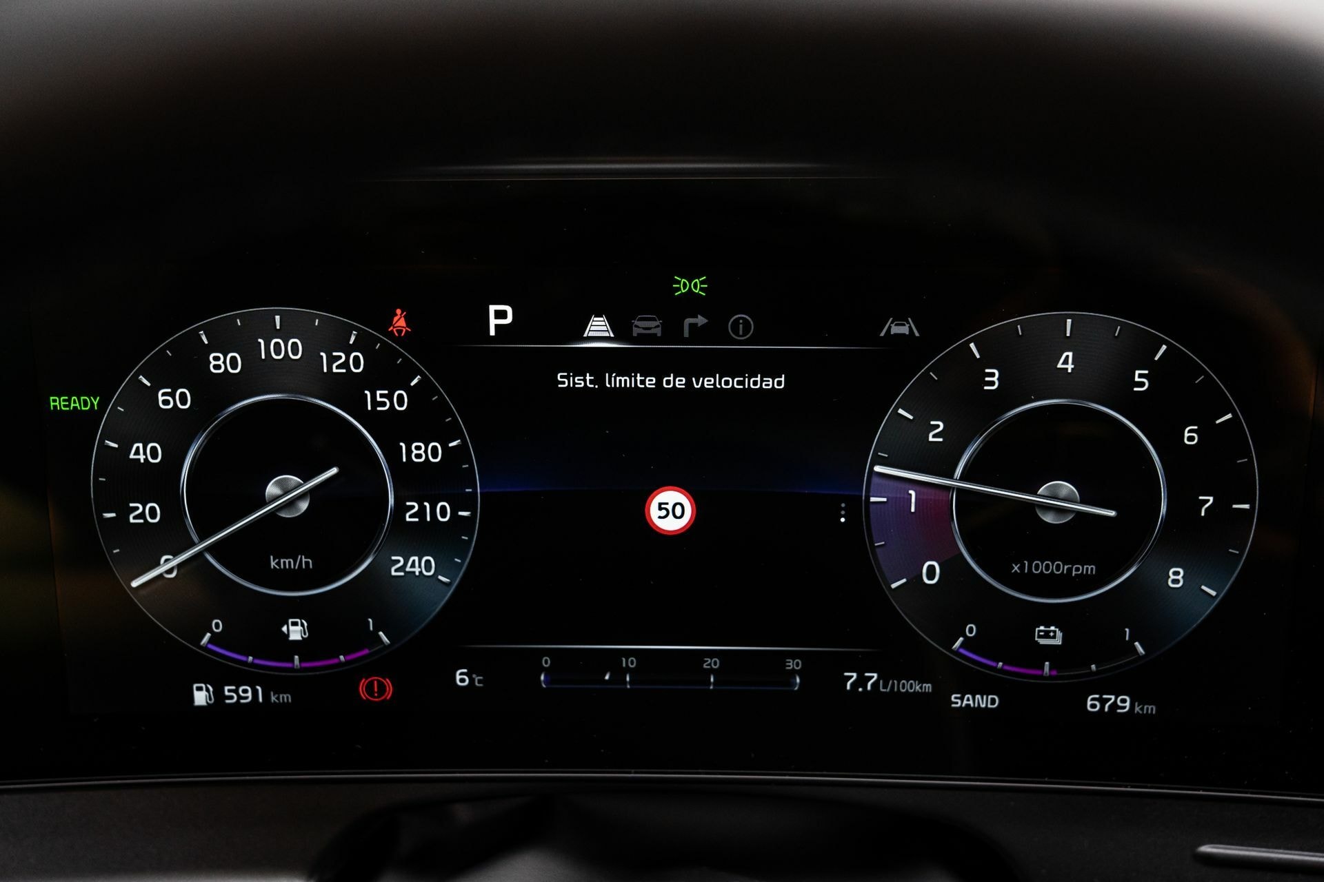 Cuadro de instrumentos digital del Kia Sportage con alerta de velocidad.