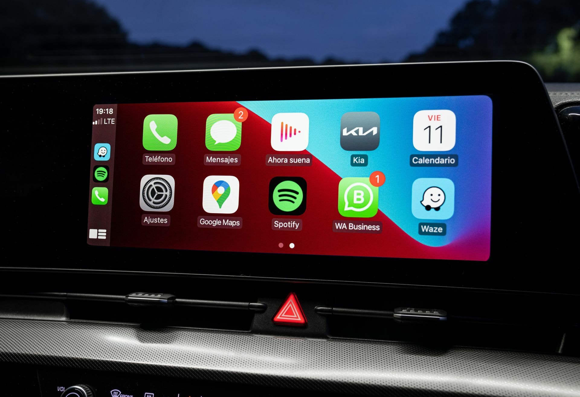 Pantalla del Kia Sportage mostrando integración de smartphone con aplicaciones.