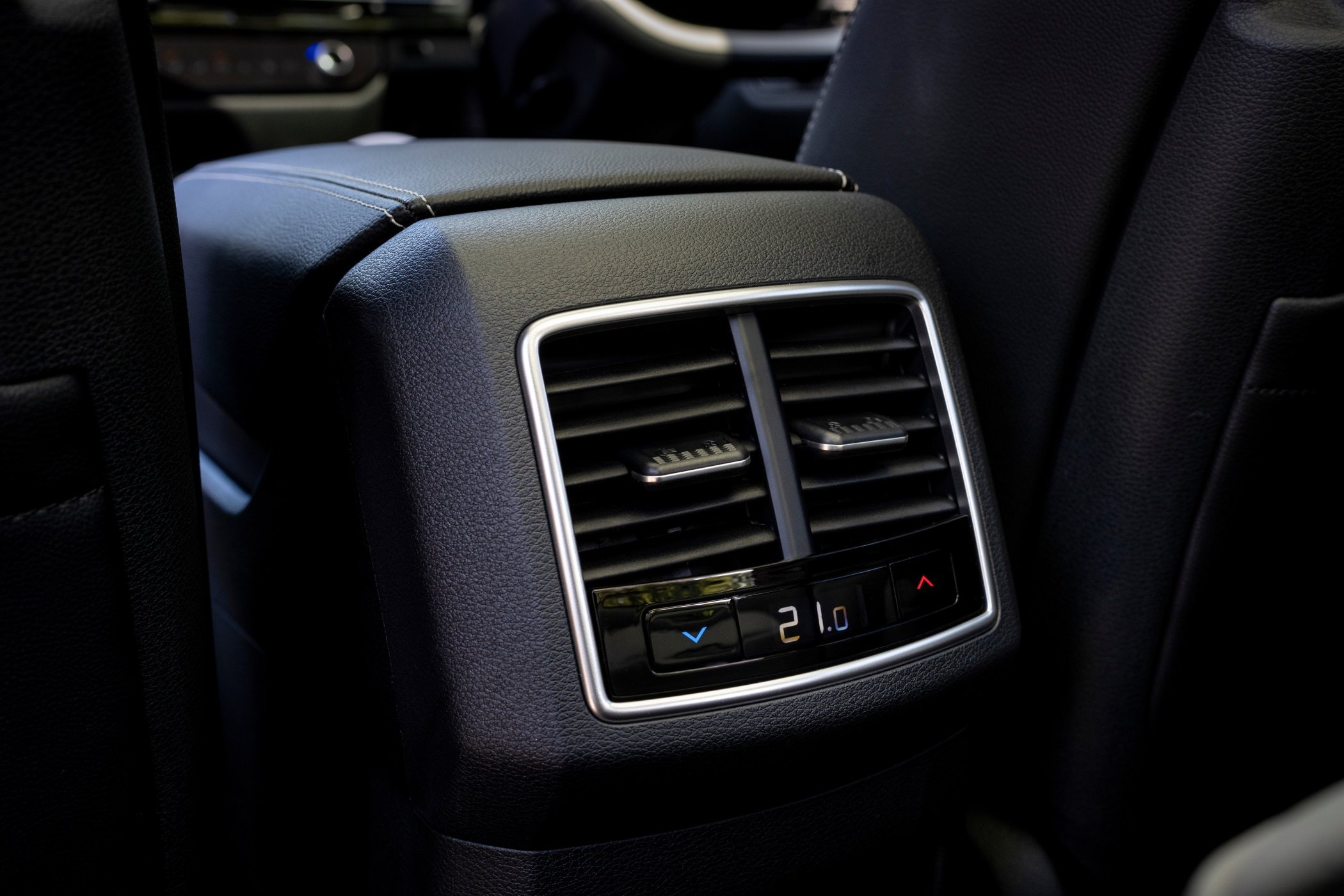 Vista del panel de control que destaca su diseño moderno y funcional.