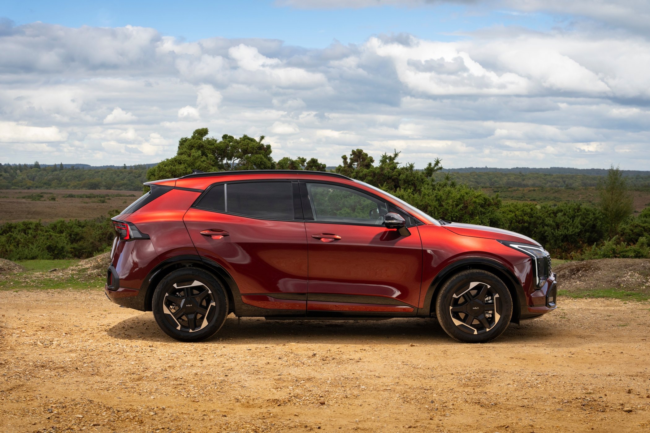 Frontal del Kia Sportage 2023, resaltando su parrilla distintiva y faros LED.