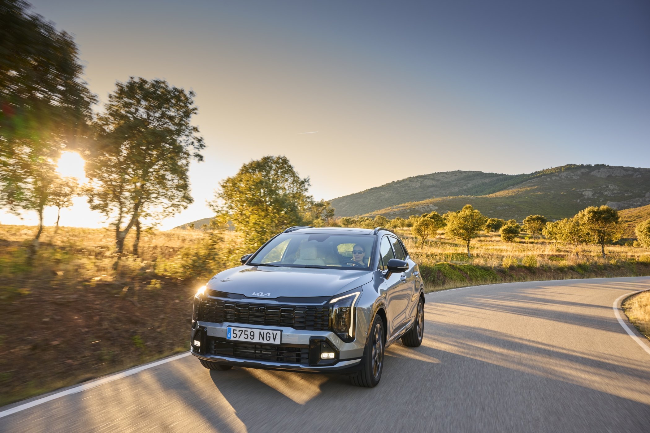 Frontal del Kia Sportage 2023, con énfasis en su personalidad fuerte y contemporánea.