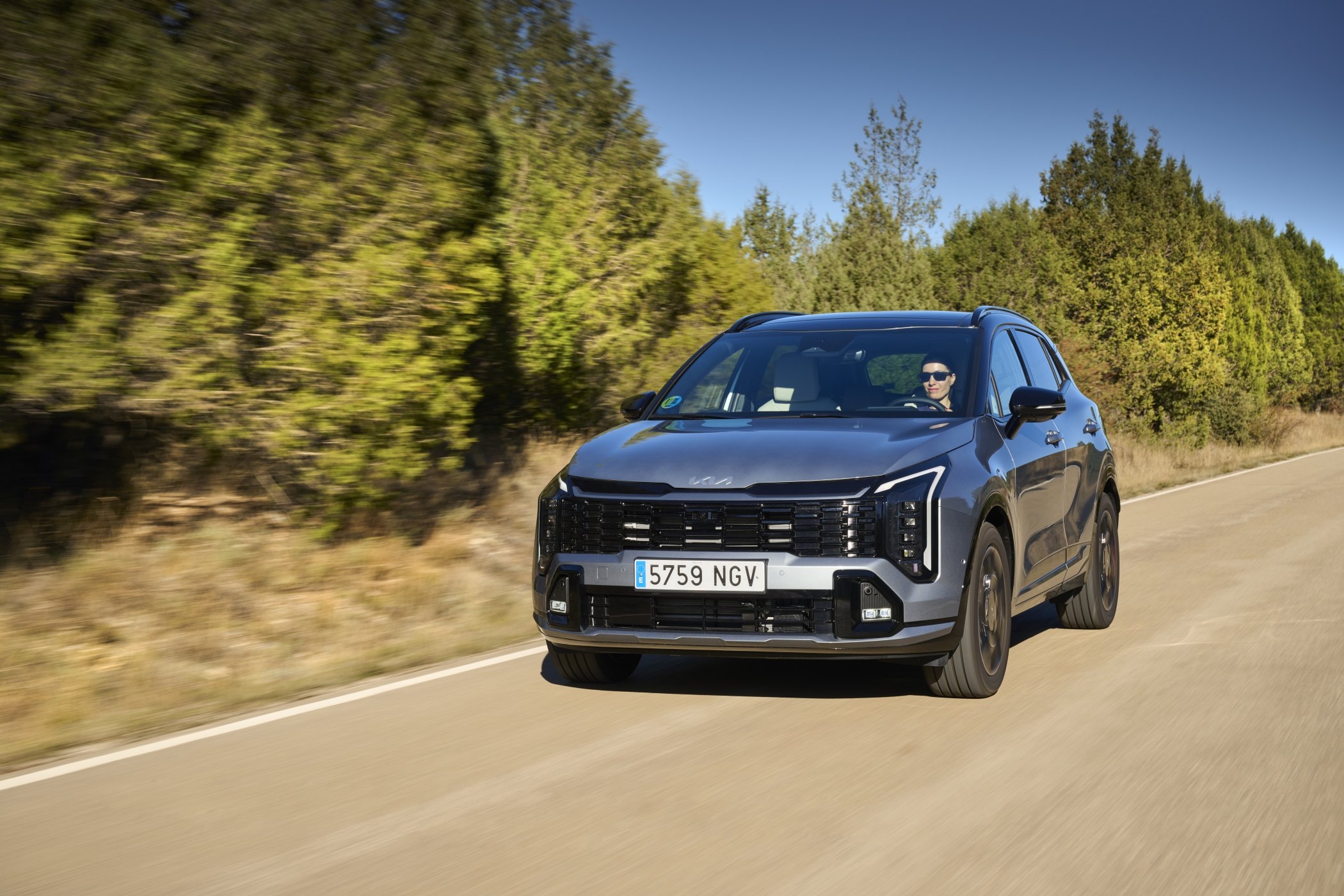 Detalle del interior del Kia Sportage 2023, enfocándose en acabados y tecnología.