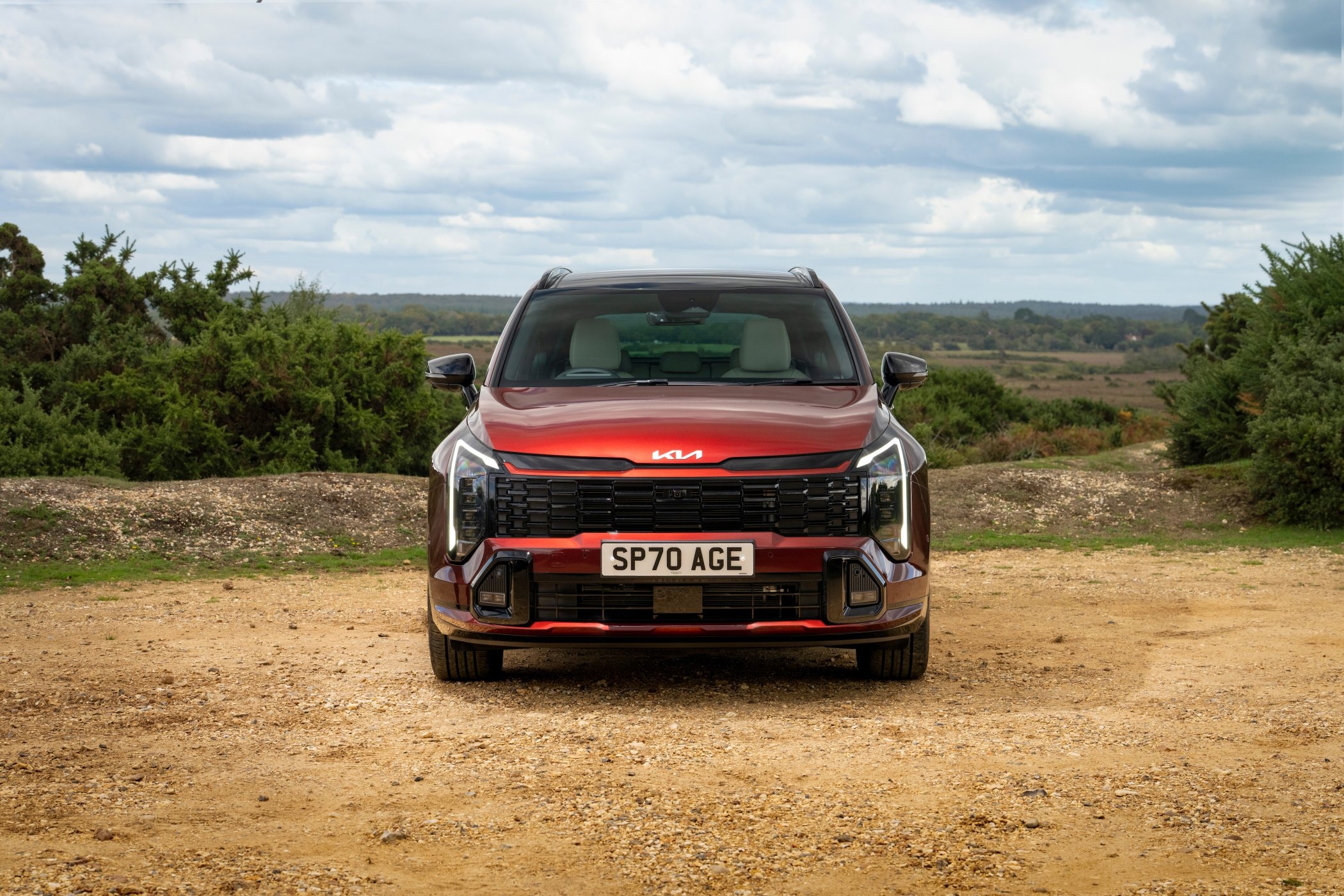 Lateral del Kia Sportage 2023, destacando su elegancia y líneas deportivas.