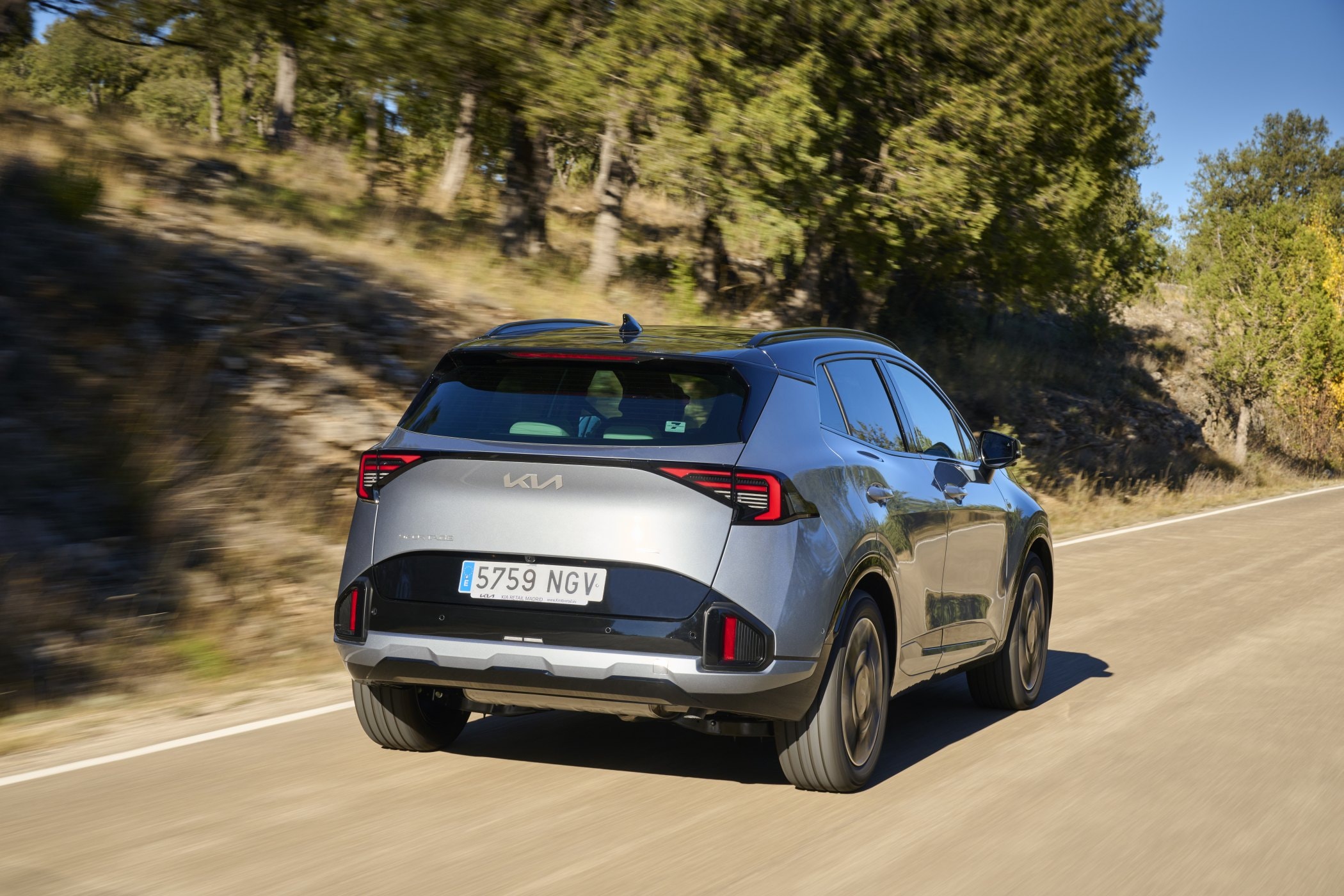 Otra perspectiva de la trasera del Kia Sportage 2023, mostrando su robustez.