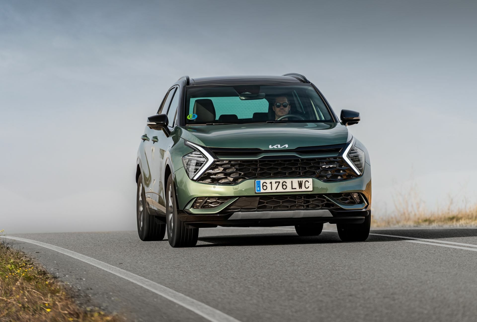 Perspectiva agresiva de la parte frontal del Kia Sportage