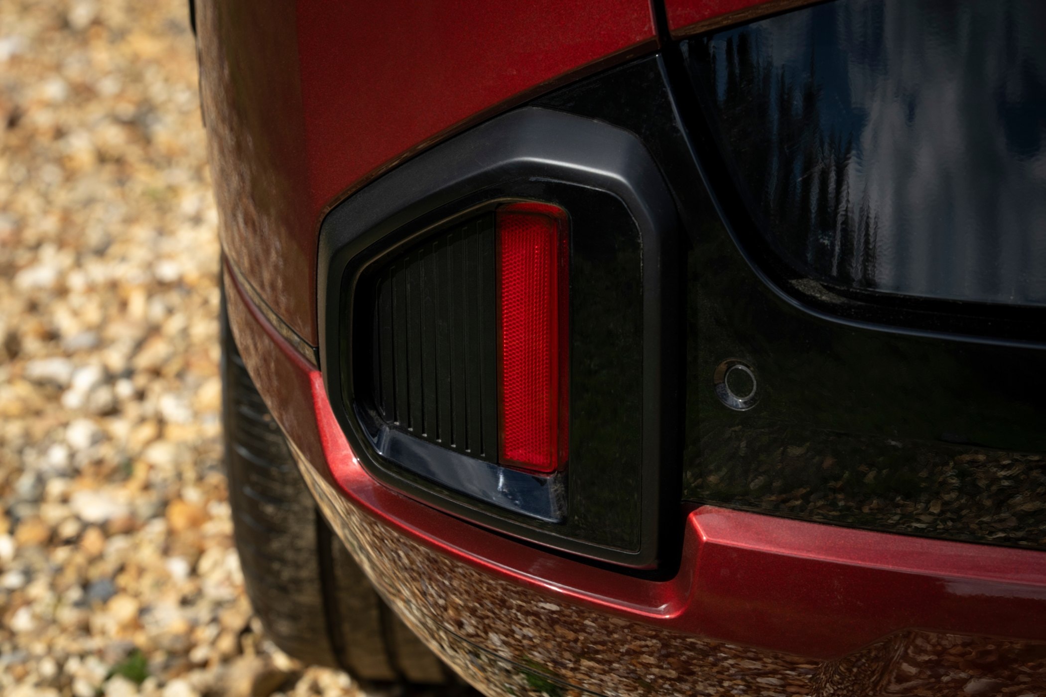 Botón de apertura del maletero, parte del diseño práctico.