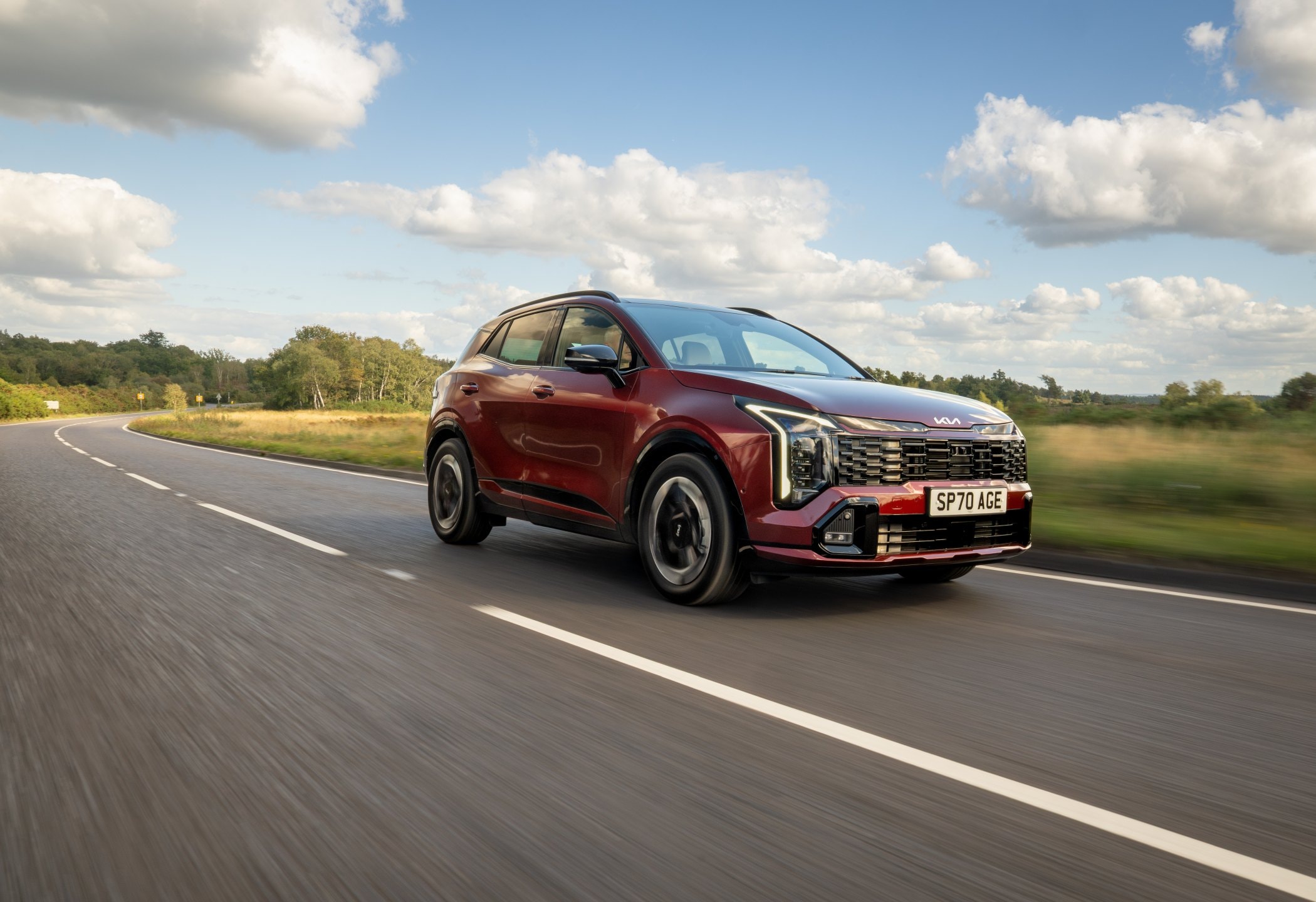 Kia Sportage en movimiento, mostrando su diseño dinámico en carretera.