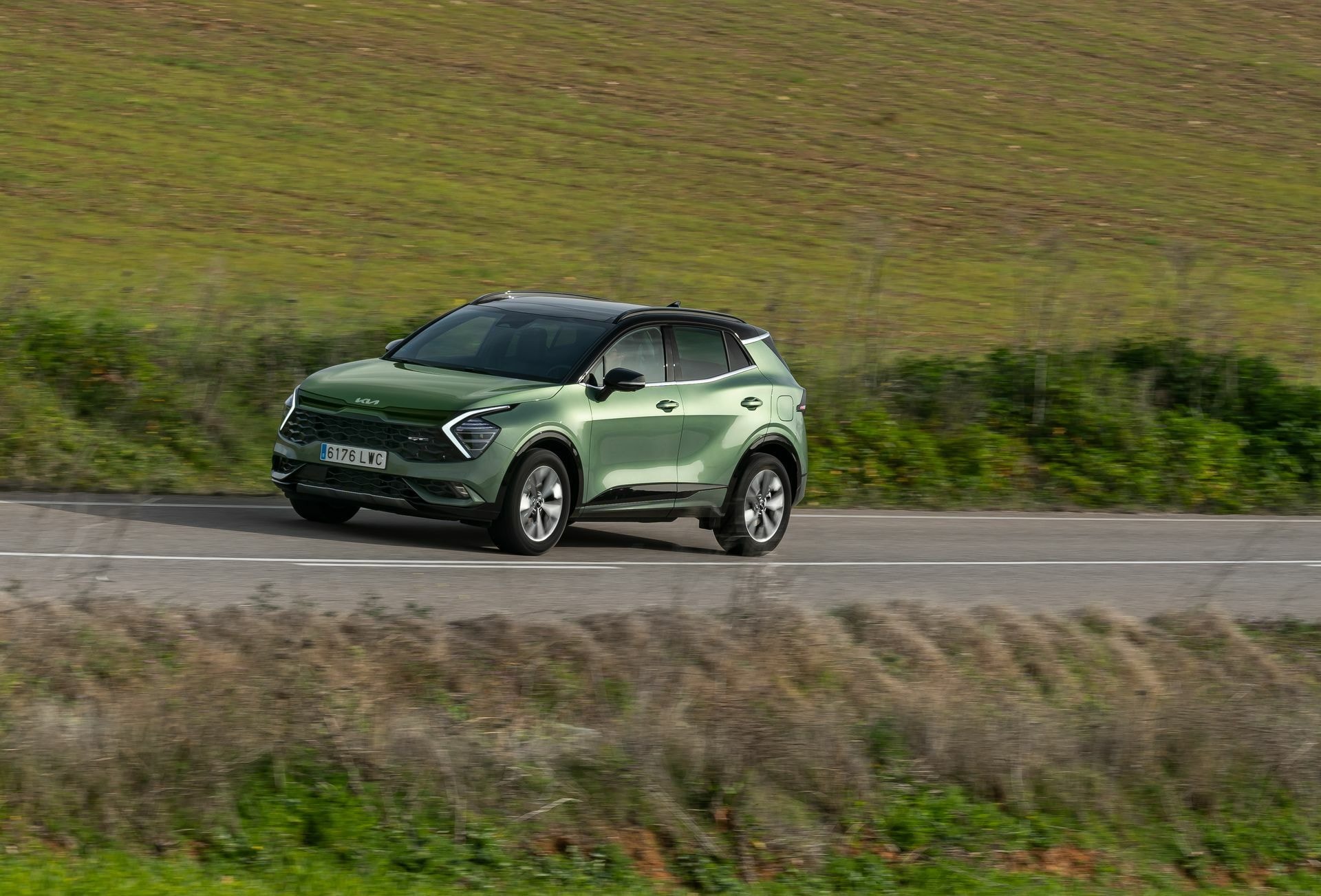 Kia Sportage de perfil en ambiente campestre