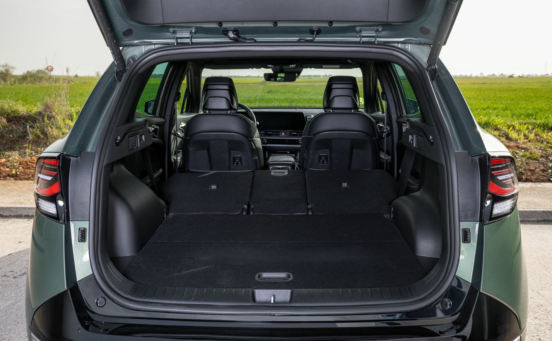 Kia Sportage mostrando la elegancia de su línea lateral y frontal.