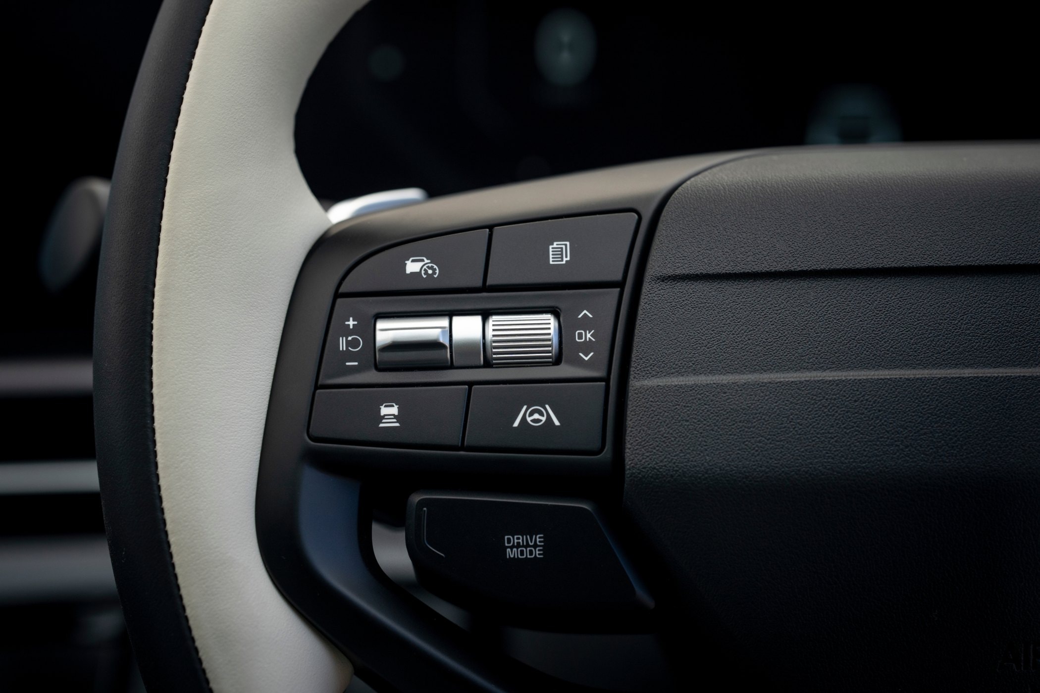 Vista lateral del Kia Sportage, destaca su diseño moderno y agresivo.