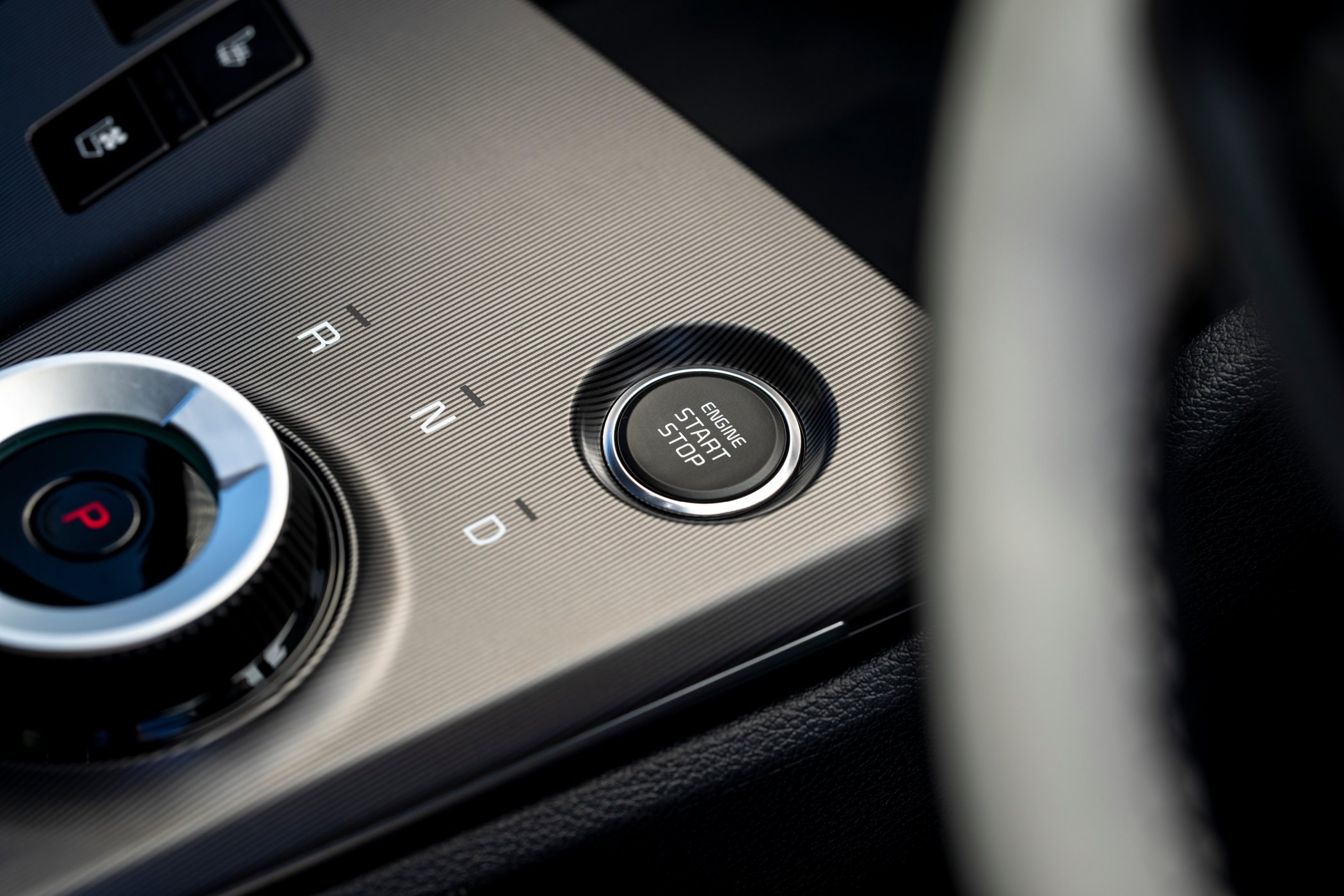 Mando de control en el volante, accesible y ergonómico.