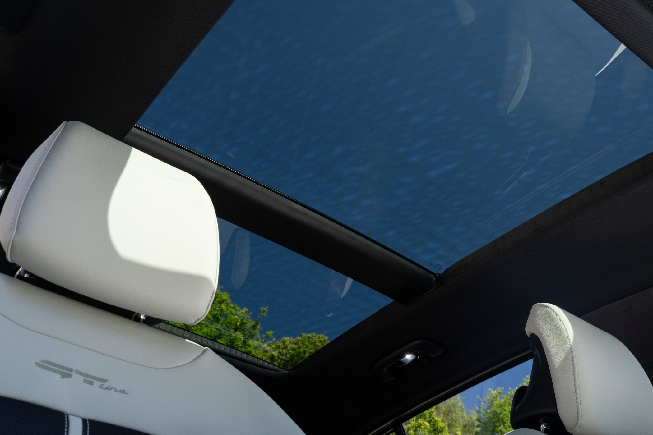 Vista del panel frontal con logotipo Kia.