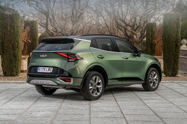 Perspectiva trasera-lateral del Kia Sportage, mostrando su diseño dinámico. Perspectiva trasera-lateral del Kia Sportage, mostrando su diseño dinámico.