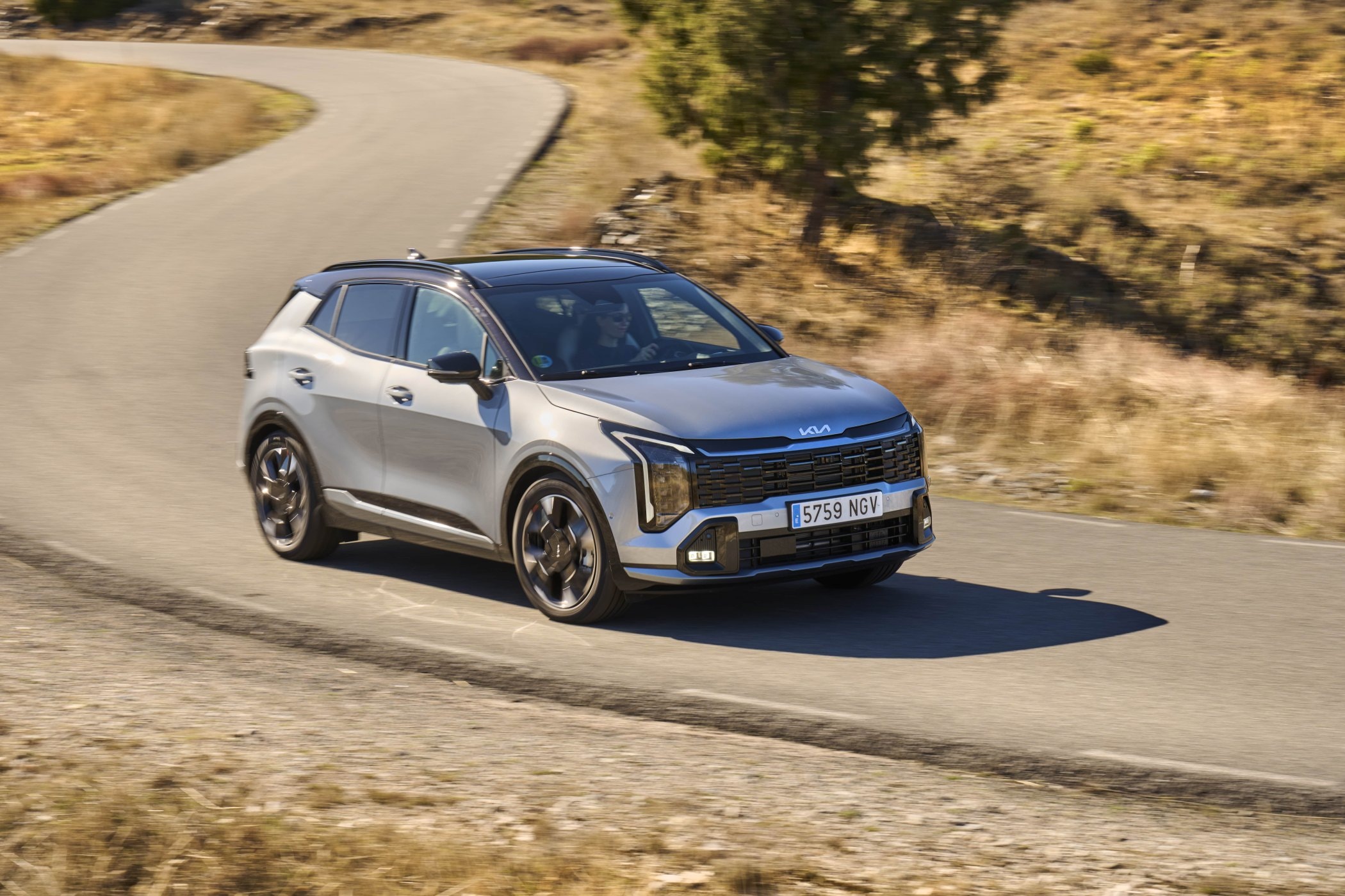 Vista lateral del Kia Sportage, mostrando su elegante diseño y proporciones