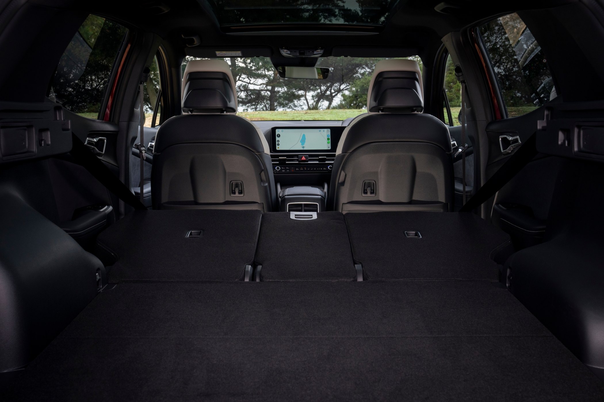 Vista del motor del Kia Sportage, mostrando diseño eficiente.