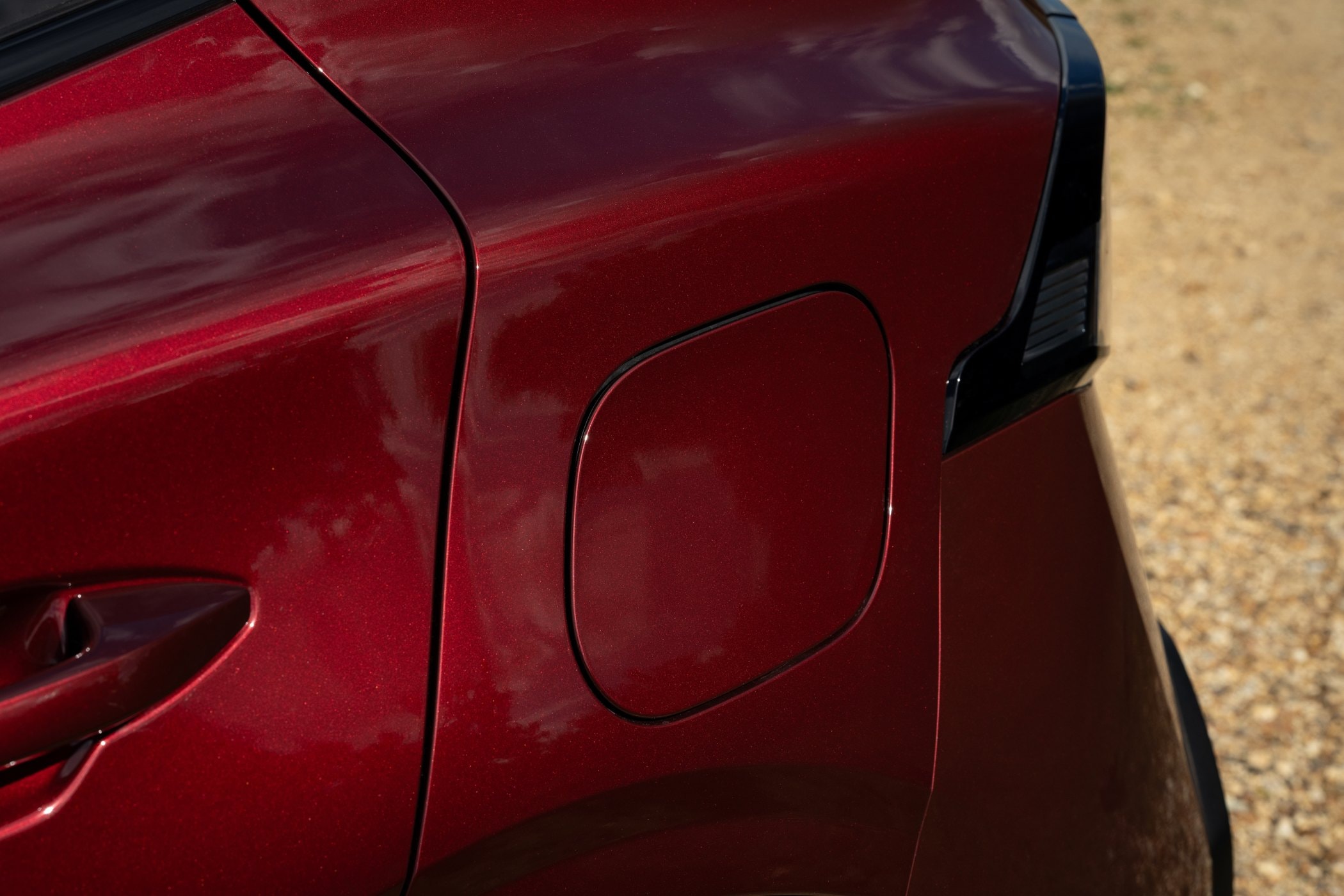 Antena tipo aleta de tiburón en el techo del Kia Sportage.