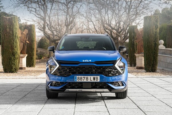 Imagen frontal completa del Kia Sportage, destacando su parrilla y faros. Imagen frontal completa del Kia Sportage, destacando su parrilla y faros.