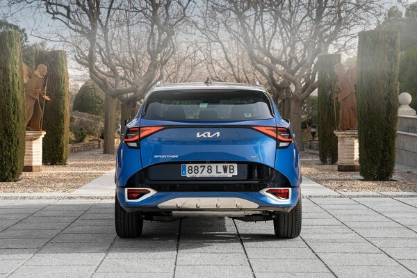 Vista trasera del Kia Sportage con diseño de faros distintivo. Vista trasera del Kia Sportage con diseño de faros distintivo.