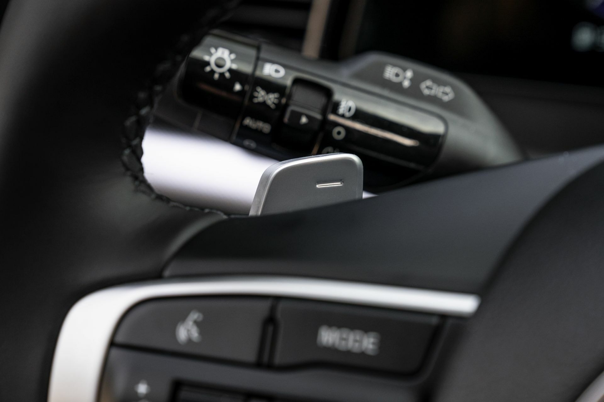 Levas de cambio y mandos en columna de dirección.