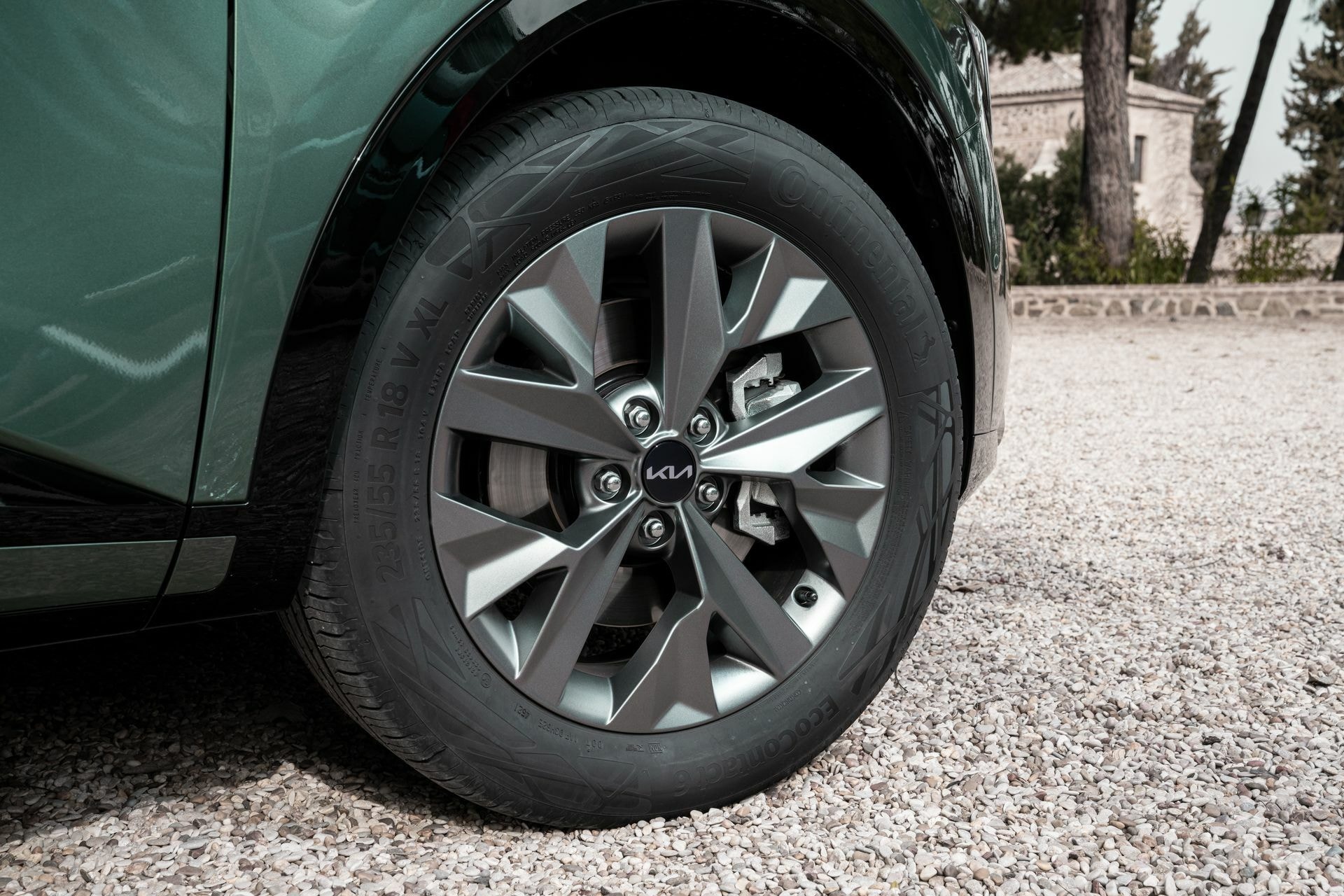 Llanta de aleación del KIA Sportage, diseño moderno y deportivo.