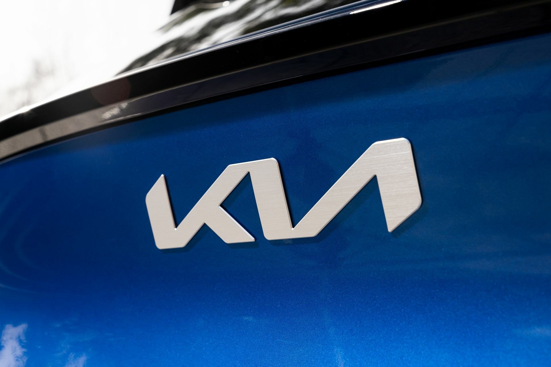 Detalle del logo de Kia, simbolizando calidad y confianza.