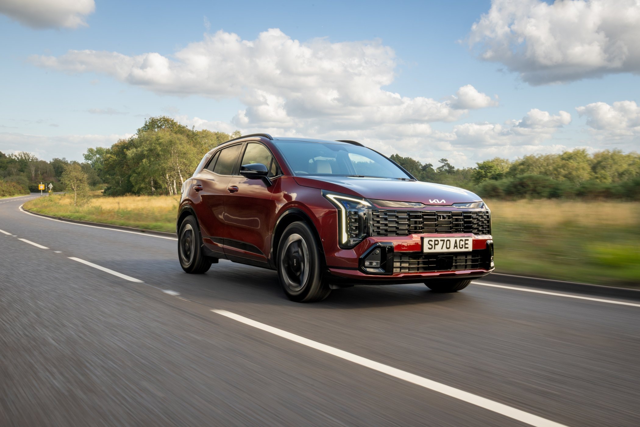 Logotipo Kia en el capó, representando fiabilidad y estilo.