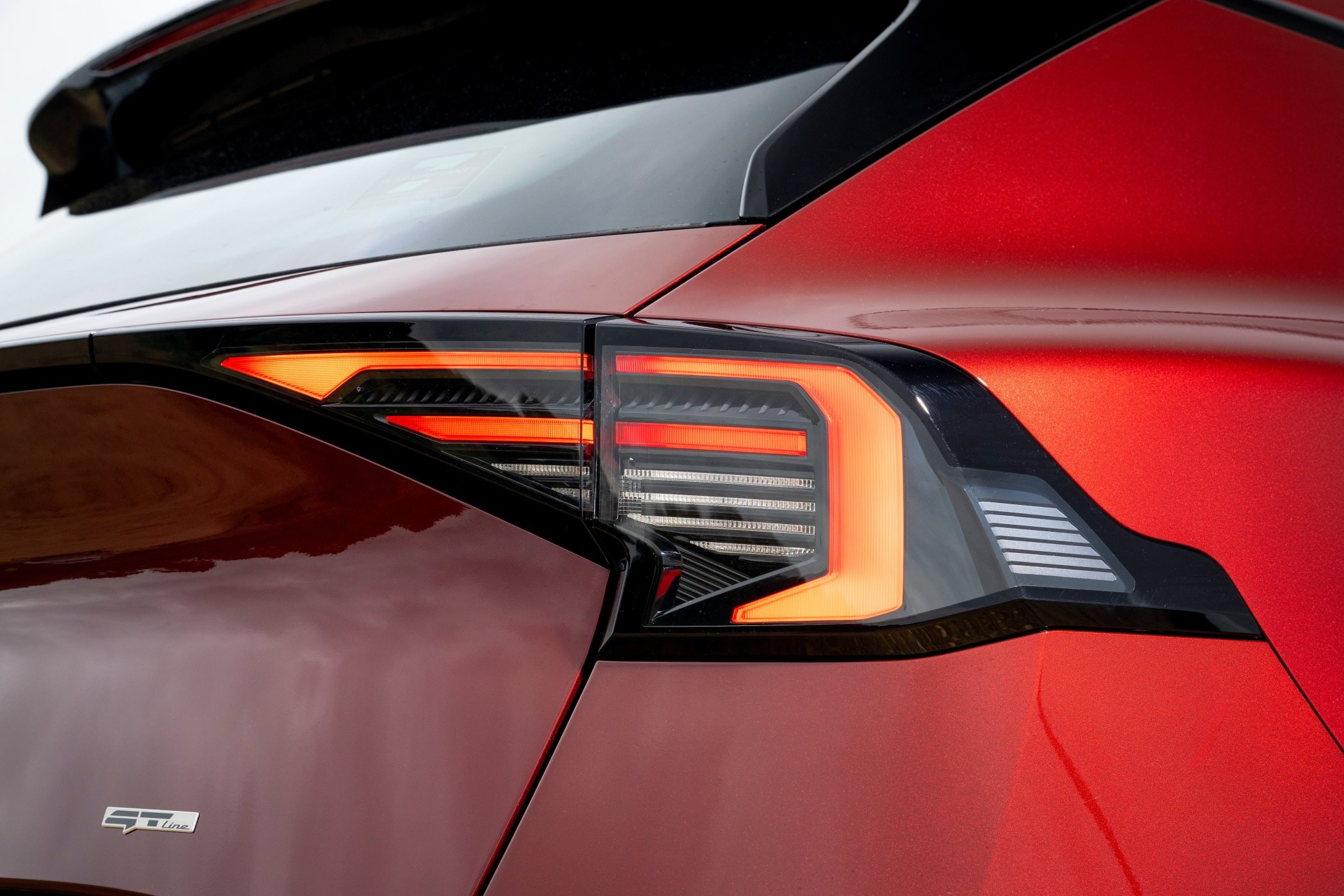 Luz trasera del Kia Sportage, diseño que destaca su carácter robusto.