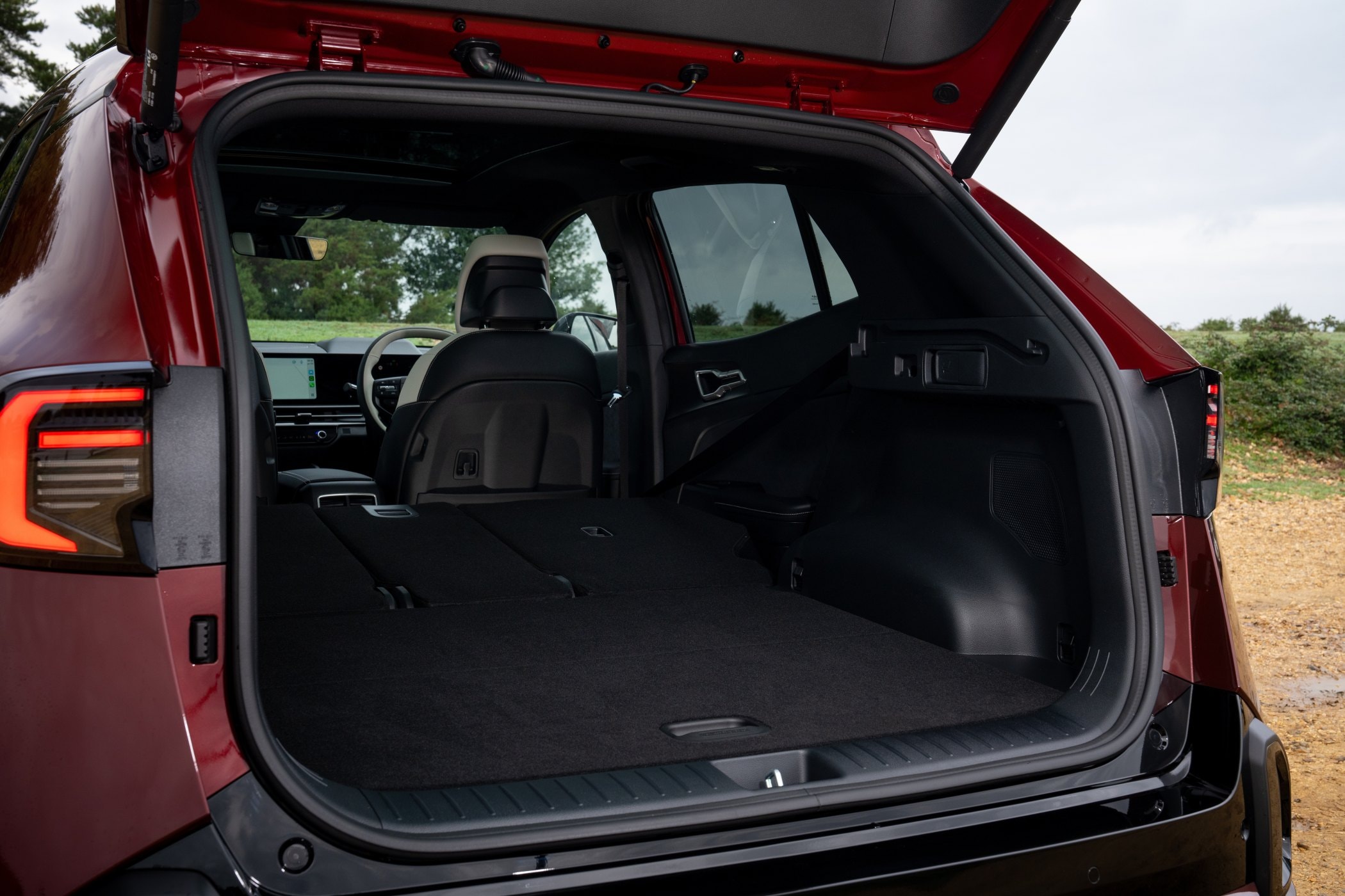 Maletero abierto mostrando amplio espacio para carga.