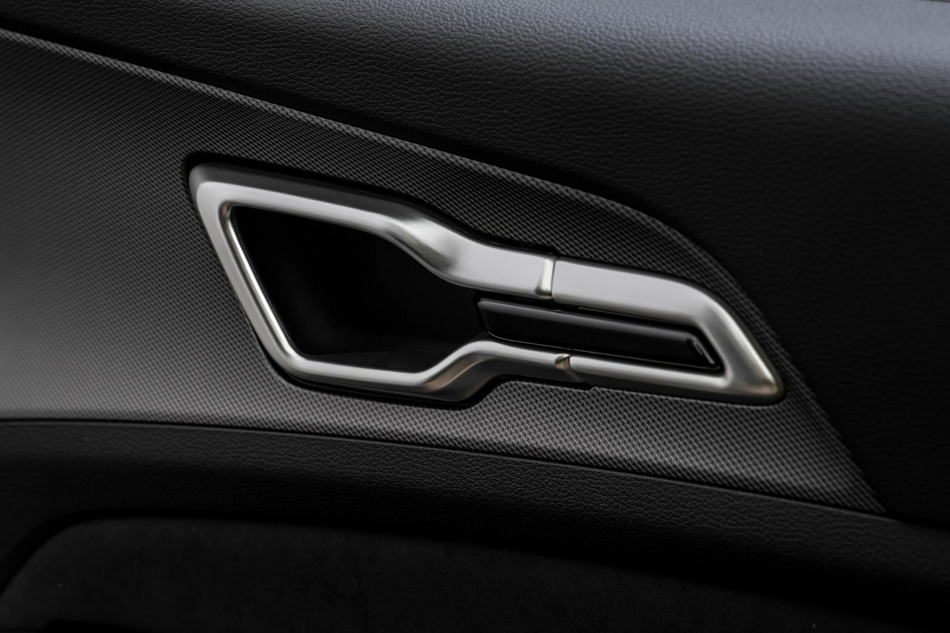 Detalle de la manija de la puerta interna del Kia Sportage.