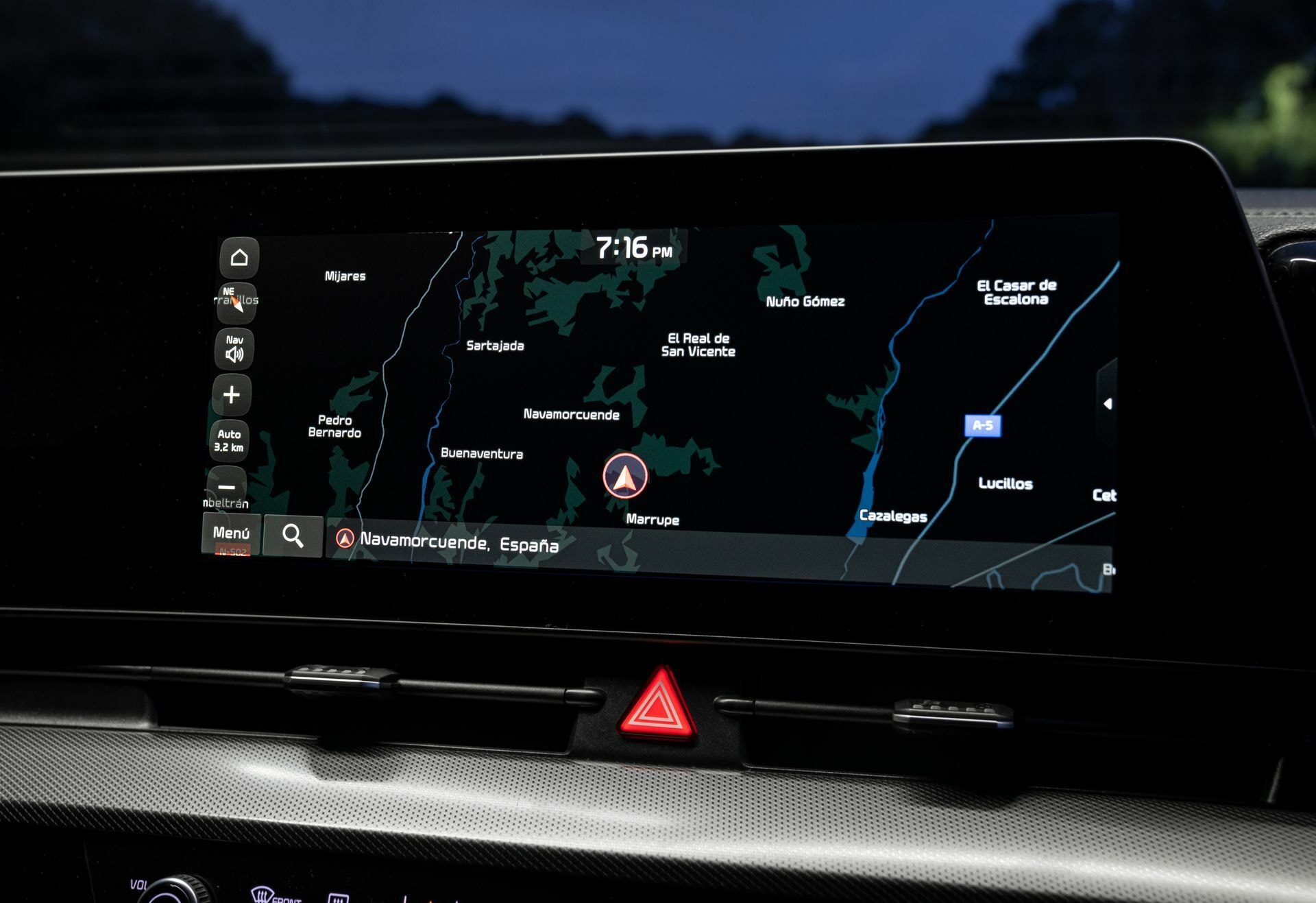 Sistema de navegación en la pantalla central del Kia Sportage.