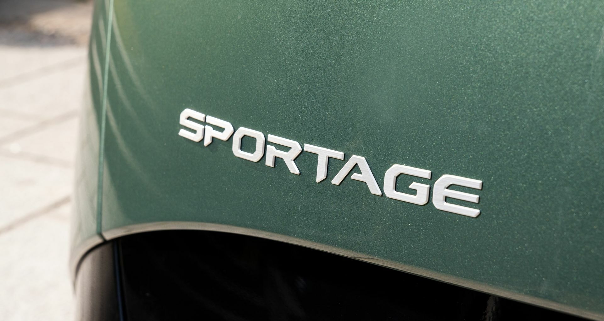 Nombre del modelo Sportage estampado en la parte trasera.