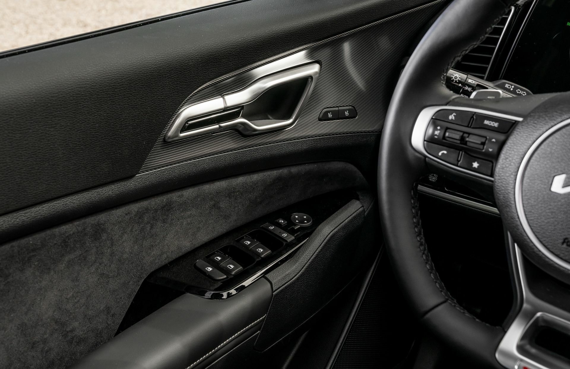 Detalles de los paneles de las puertas y controles de ventanas.