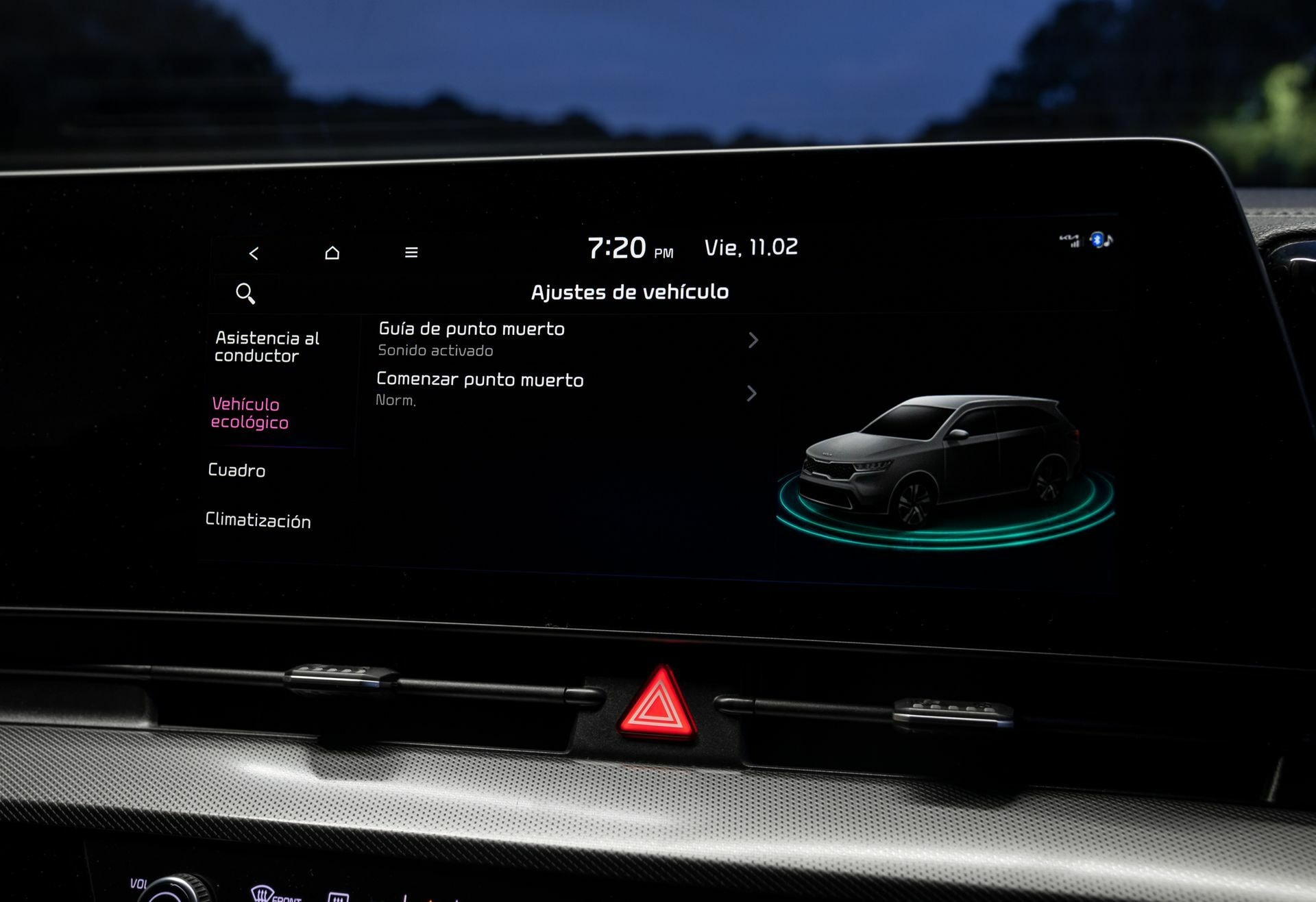 Pantalla central mostrando opciones de conectividad
