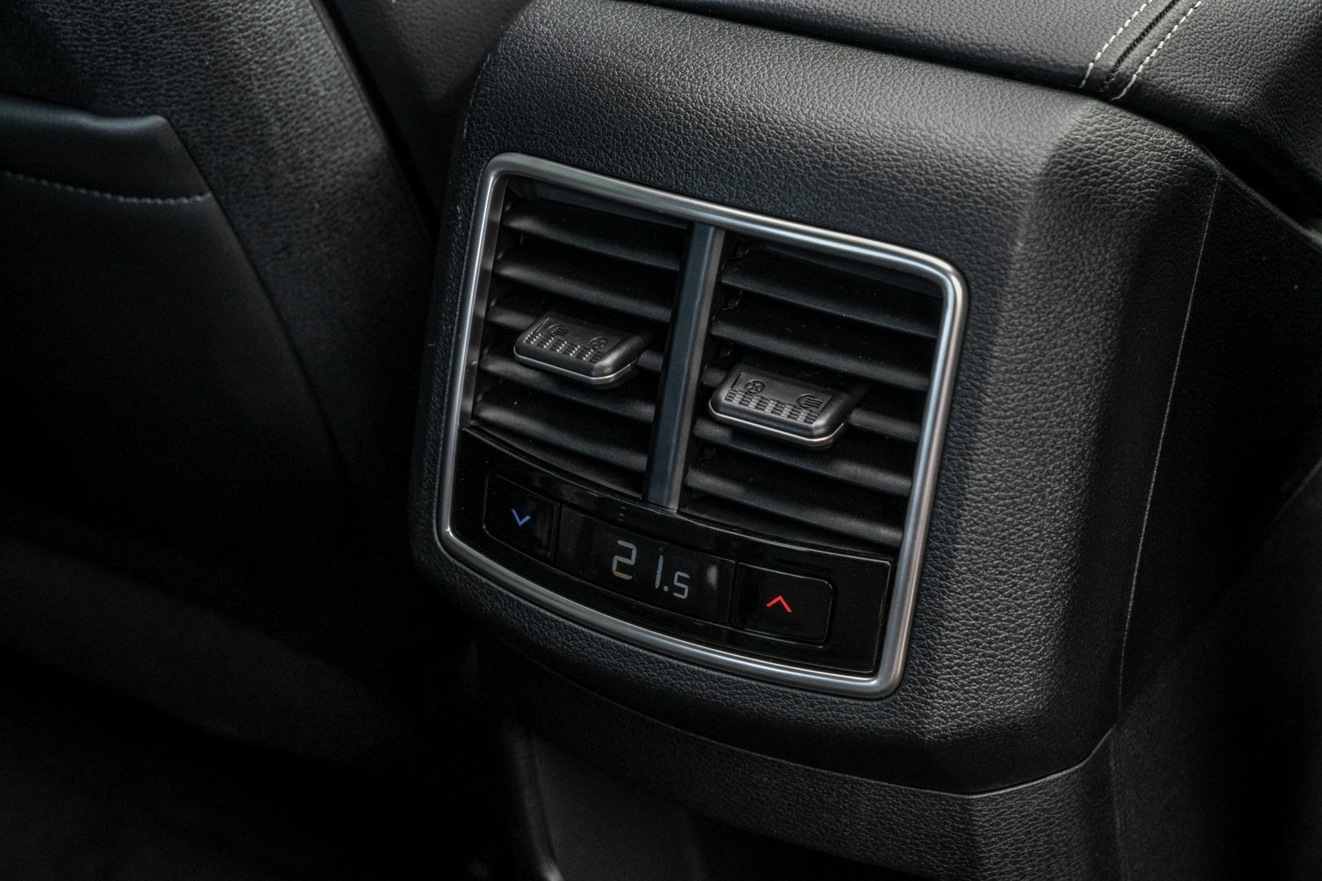 Detalle de la rejilla de aireación trasera y entradas USB.