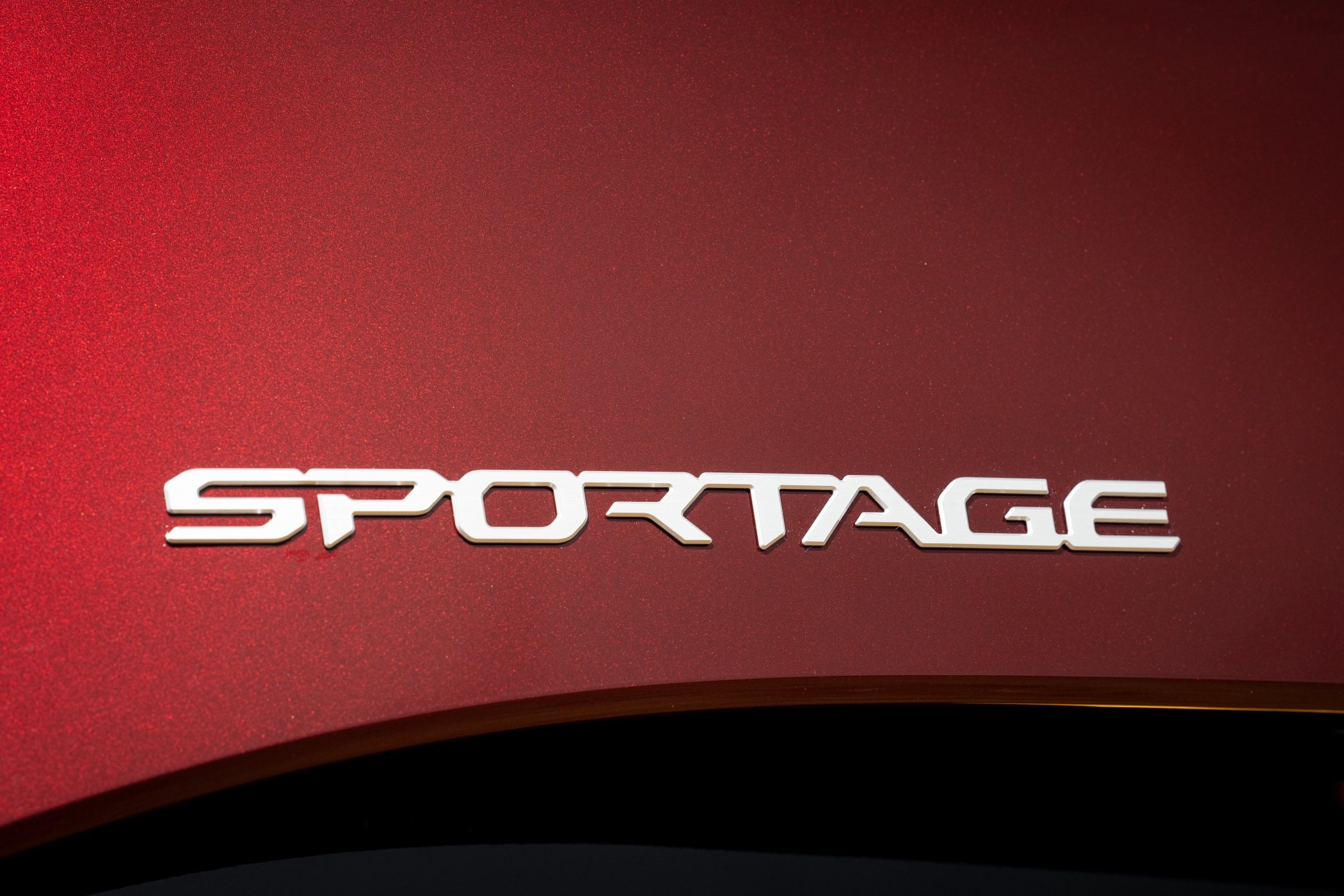 Rueda del Kia Sportage, elegante diseño con llantas de dos tonos.