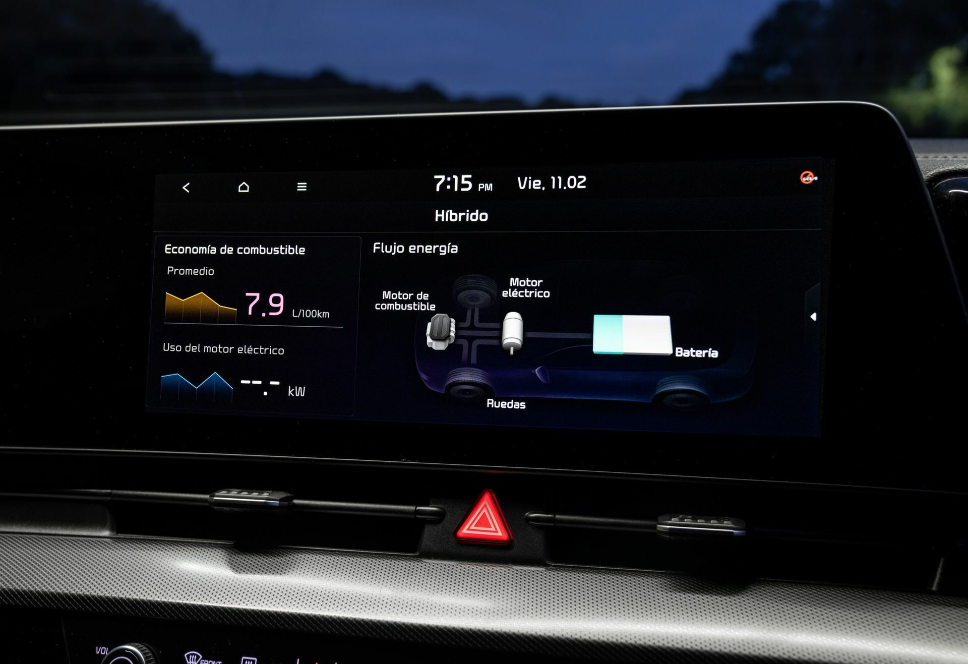 Pantalla central mostrando información sobre el sistema híbrido del Kia Sportage.