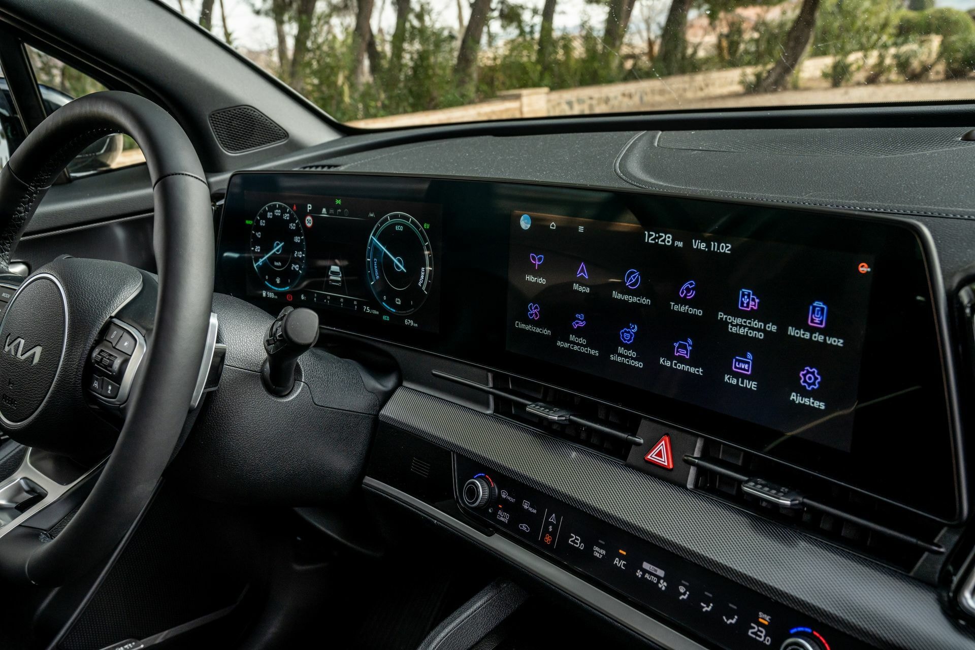 Enfoque en el sistema de infotainment y controles de climatización.