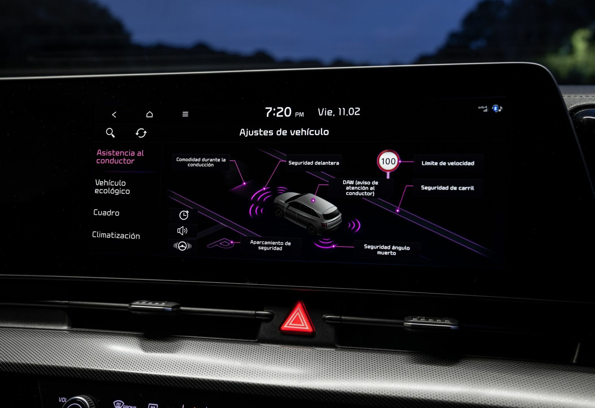 Vista del sistema de infotainment mostrando ajustes del vehículo