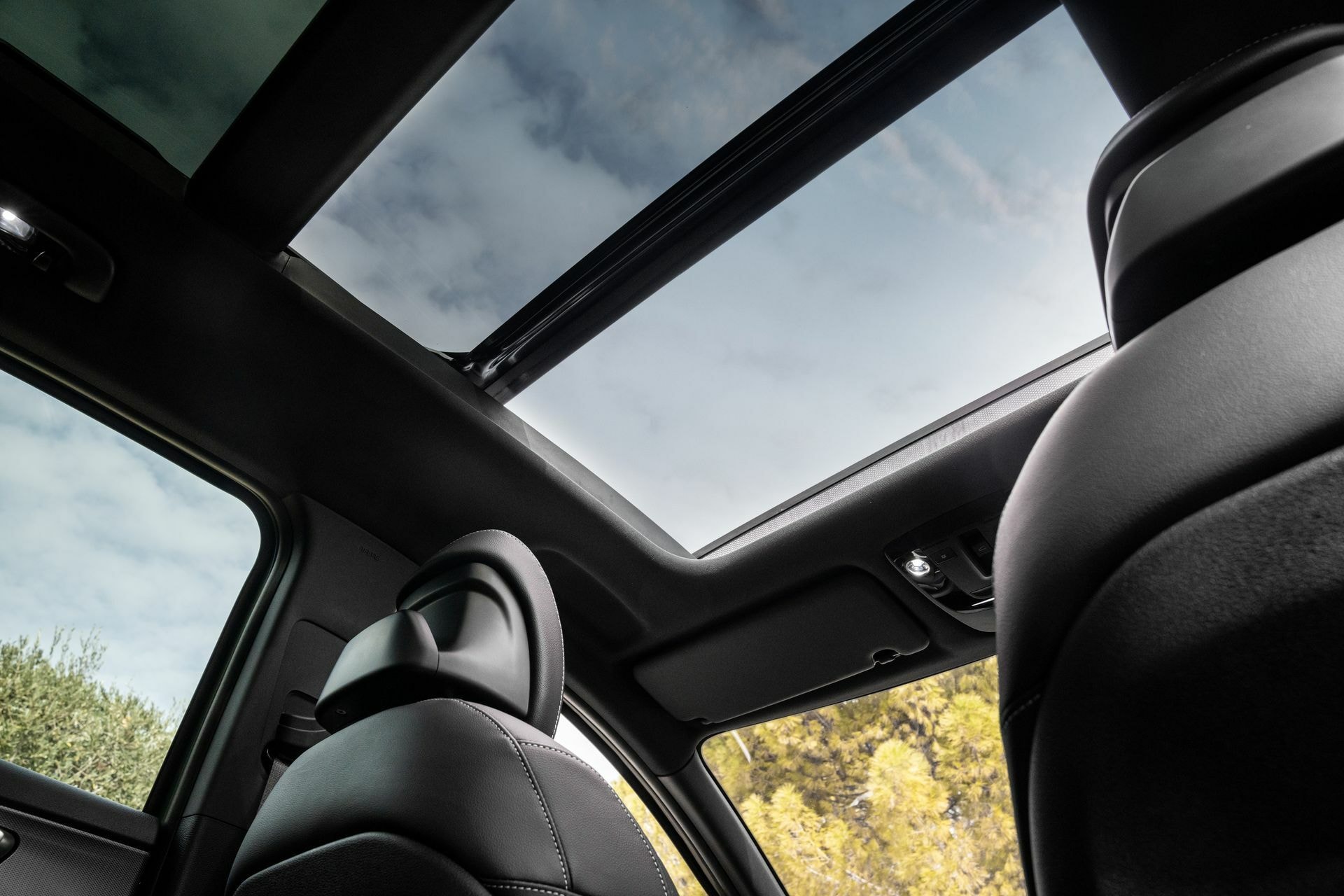 Vista del techo solar panorámico desde el interior, iluminación natural.