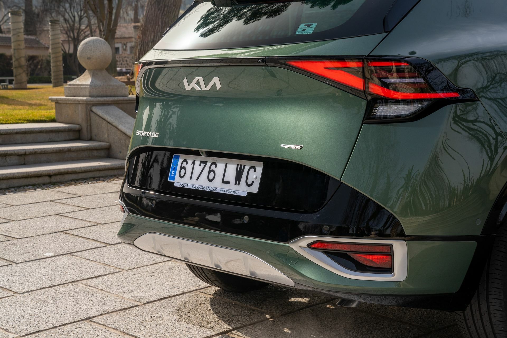 Trasera del KIA Sportage híbrido con identificación y placas.
