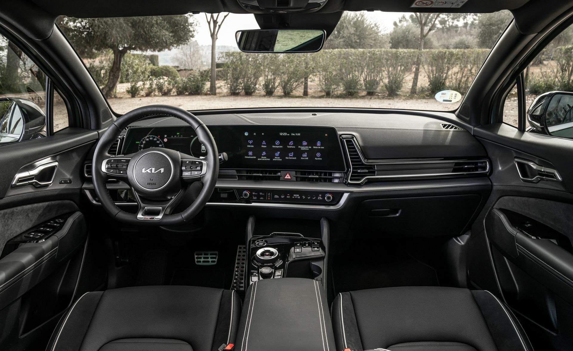 Vista del habitáculo con volante y pantalla central.