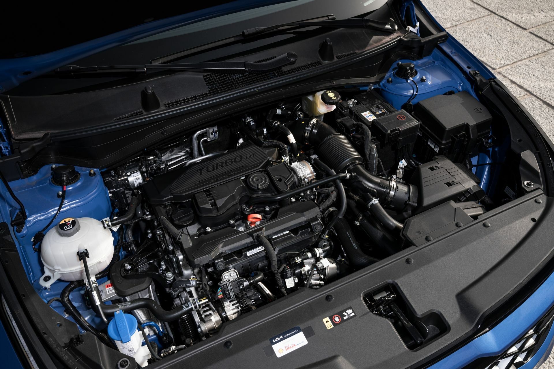 Vista del motor del Kia Sportage, eficiencia y diseño moderno.