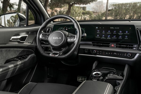 Detalle del volante y pantalla táctil de infoentretenimiento. Detalle del volante y pantalla táctil de infoentretenimiento.